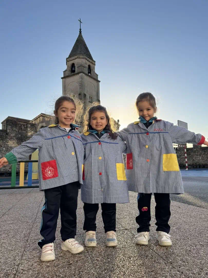 Alumnas en el patio del Colegio Santo Ángel